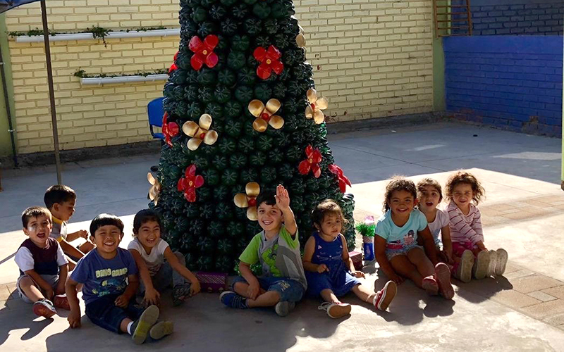 En jardín Capullito armaron árbol navideño con casi 600 botellas plásticas
