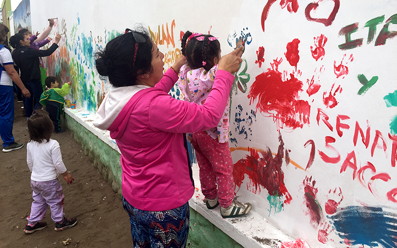 Párvulos pintan muro de jardín infantil en Semana de la Educación Artística