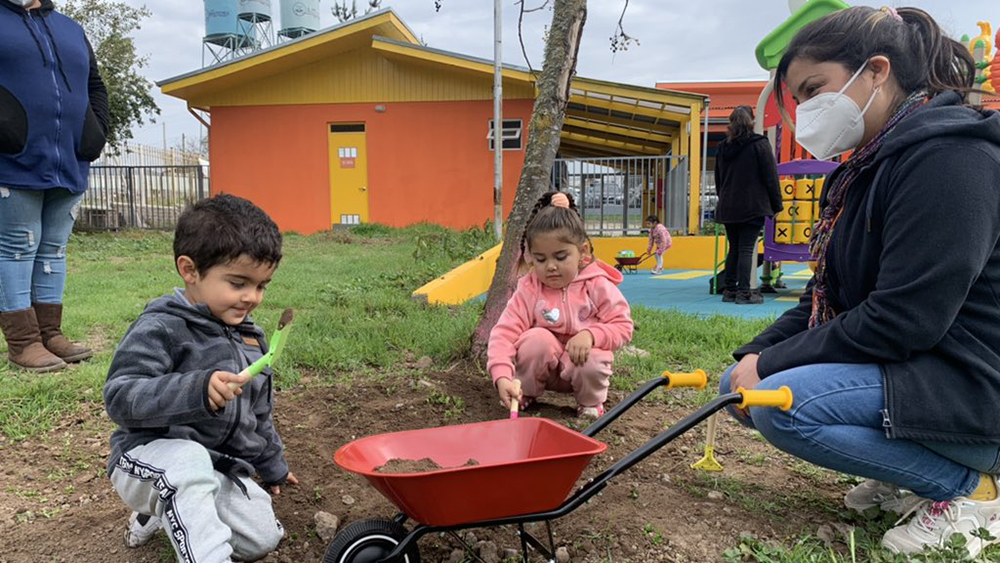 Junji Metropolitana y alcaldesa de Maria Pinto visitan obras de mejoramiento de jardines de la comuna