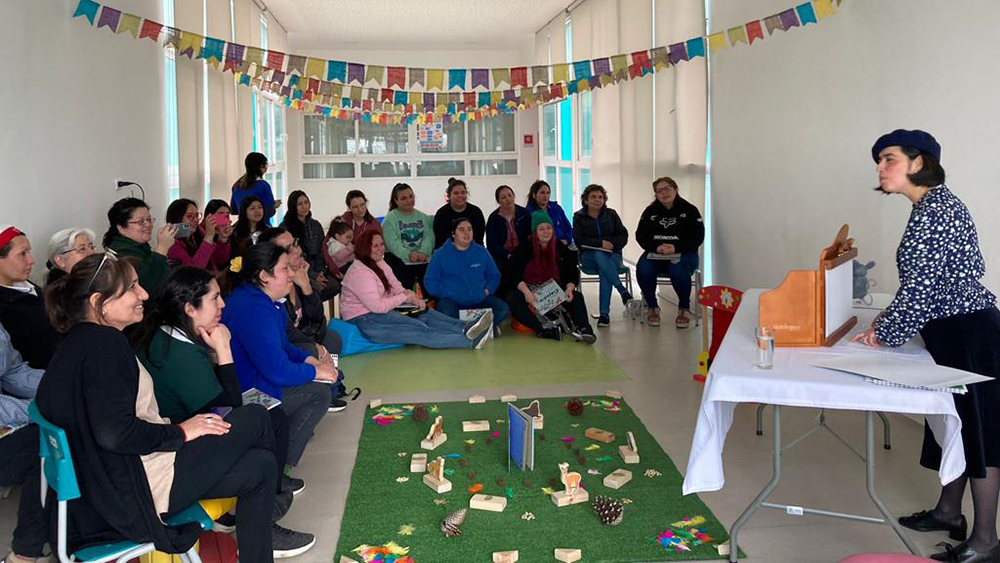 Familias de jardines infantiles Junji Metropolitana comparten con los autores de libros de sus hijos e hijas