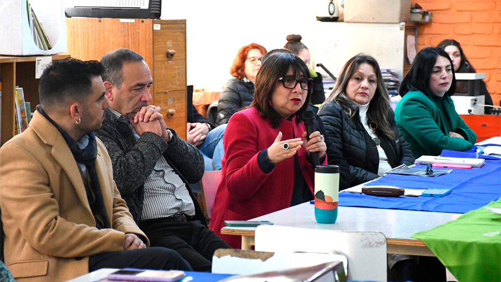 En una actividad liderada por la subsecretaria de Educación Parvularia, Claudia Lagos, y el alcalde de Estación Central, Felipe Muñoz, se realizó un encuentro participativo junto a la comunidad de la Escuela Carolina Vergara Ayares.